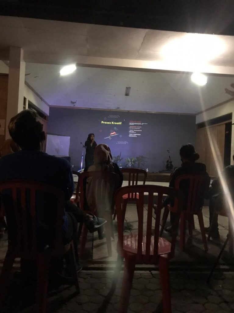 Mahasiswi PBI, Salah Satu Penyaji Proses Kreatif di Acara Bincang Karya BPH Seni Teater DKM