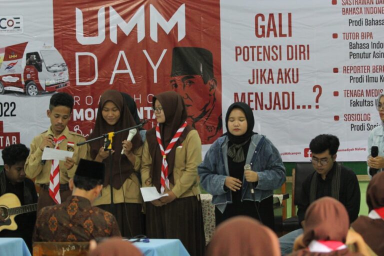 Bertandang ke MAN 2 Blitar, Mahasiswa PBI Ajak Siswa Berkolaborasi Musikalisasi Puisi