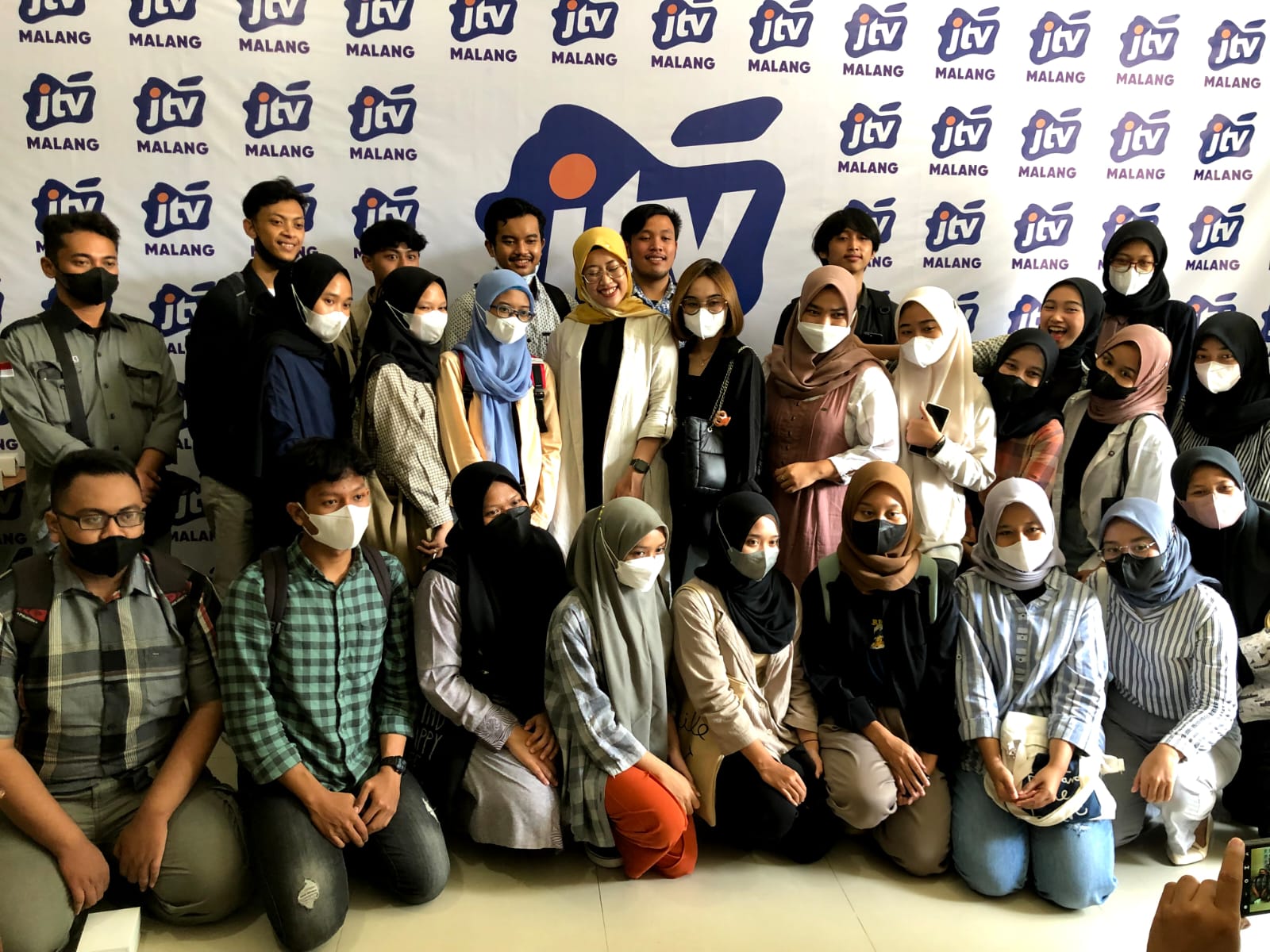 Mahasiswa PBI FKIP UMM Melakukan Kunjungan ke Kantor JTV Biro Malang