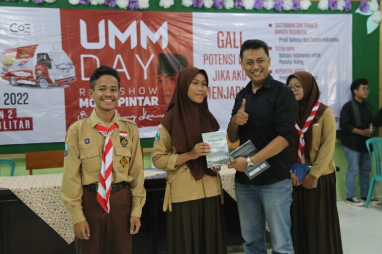 PBI UMM Membagikan Novel Hasil Ekuivalensi Skripsi Kepada Siswa-siswi MAN 2 Blitar
