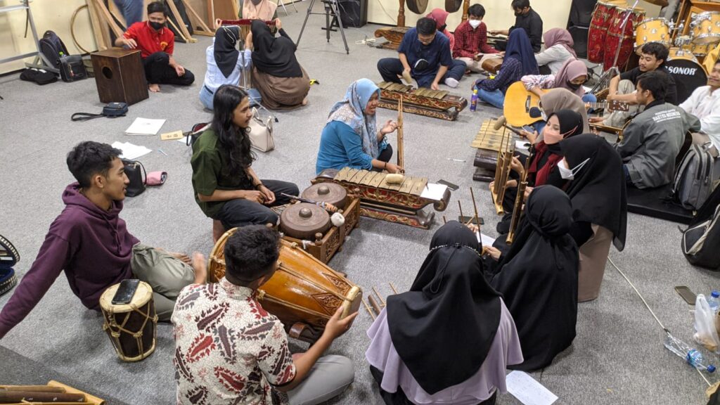 Persiapan Pementasan Drama, Mahasiswa PBI UMM Mengikuti Workshop Ilustrasi Musik Pementasan
