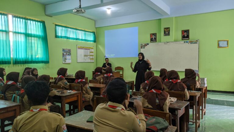 Prodi PBI UMM Edukasi Pentingnya Bahasa dan Sastra Indonesia Kepada Siswa-siswi MAN 2 Blitar
