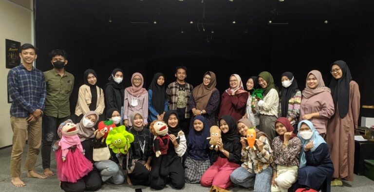 Menjelang Ujian Ujian Akhir Semester, Mahasiswa PBI UMM Mengikuti Workshop Story Telling