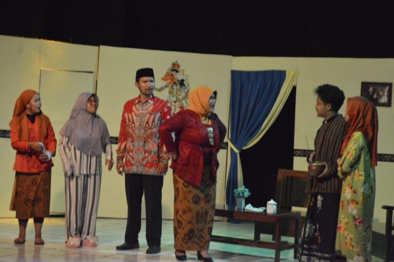 Teater Naungan Surau Sukses Menjadi Kelompok Teater Terbaik dalam Gelar Panggung Penyutradaraan PBI UMM 2022