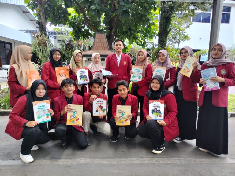 Tindak Lanjut CoE Entrepreneur Perbukuan, Mahasiswa PBI FKIP Magang di Penerbit Terkemuka Intan Pariwara