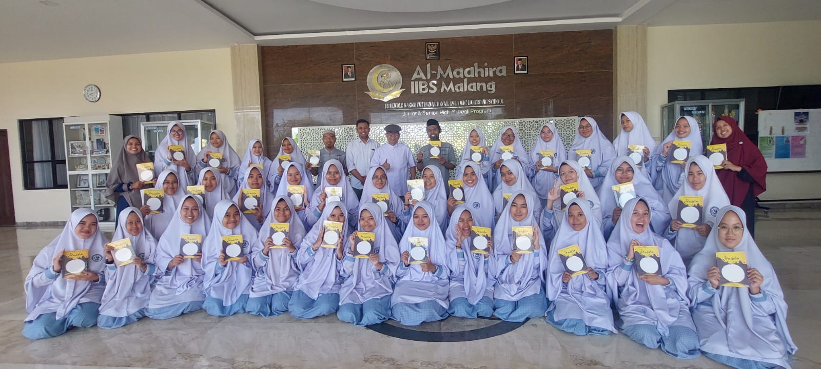 Dosen PBI UMM Kolaborasi dengan Siswa Al-Maahira IIBS Malang Cetak Buku Kumpulan Cerpen