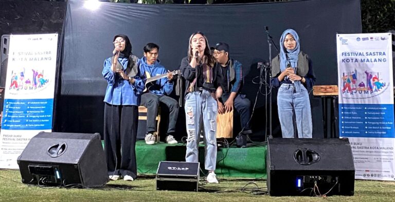 UMM FKIP PBI Study Program Students Perform Poetry Musicalization at the Closing of FSKM