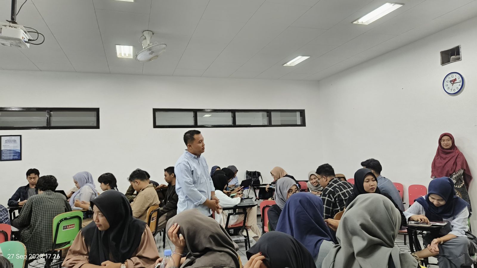 Mahasiswa Prodi PBI FKIP Laksanakan Praktik Mata Kuliah Manajemen Perpustakaan dan PIE Bersama Dosen Praktisi