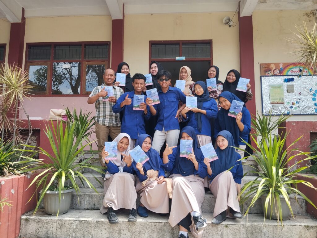 Dosen Prodi PBI FKIP UMM Berkolaborasi dengan SMA Islam Batu, Luncurkan Buku Kumpulan Cerpen "Simfoni Jiwa"