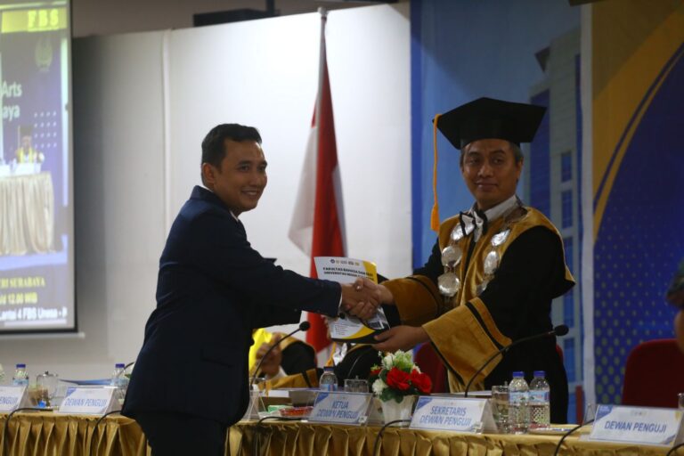 Dosen Pendidikan Bahasa Indonesia yang Sukses Menyelesaikan S3 dan Mendapatkan Gelar Doktor dari UNESA