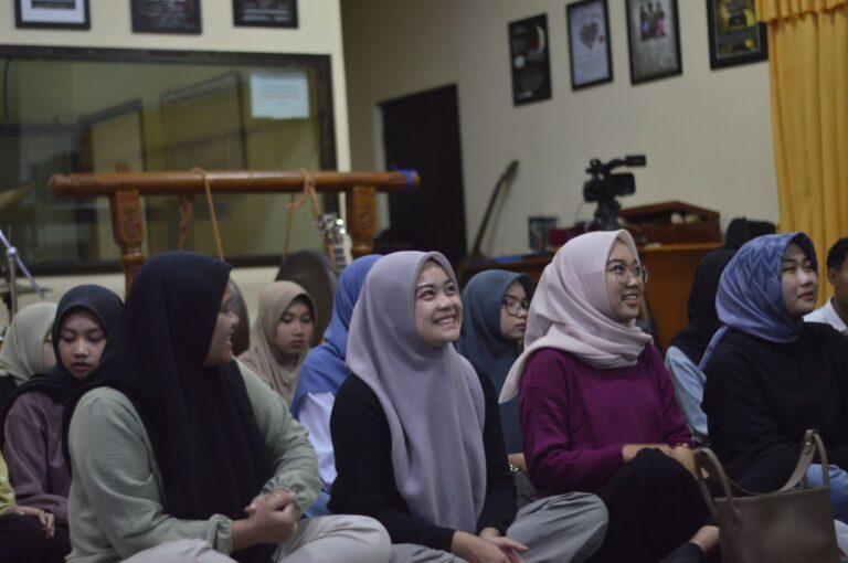 Leo Zainy Beri Materi Keaktoran kepada Mahasiswa PBI FKIP UMM