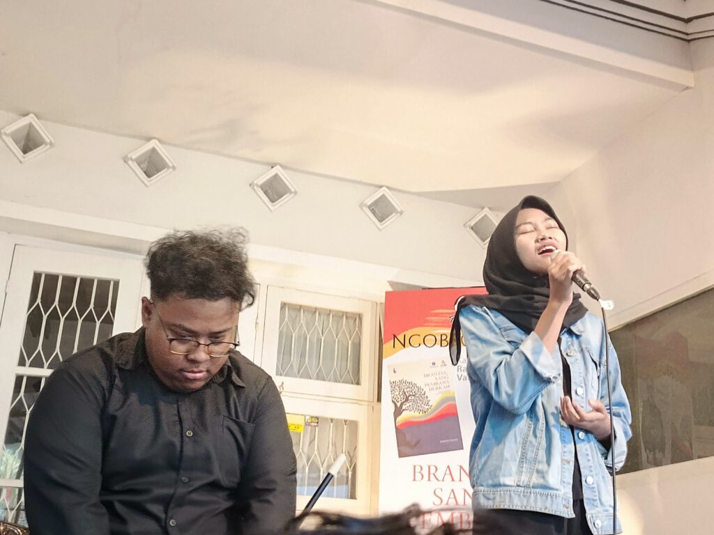 Mahasiswa PBI FKIP UMM Tampilkan Musikalisasi Puisi di Acara Ngobrol Buku "Brantas Sang Pembawa Berkah"
