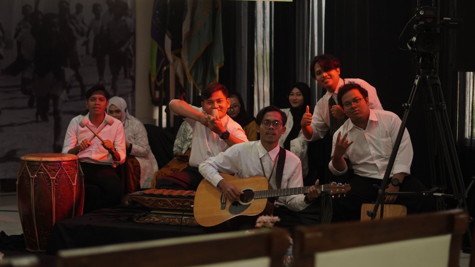 Mahasiswa PBI FKIP UMM Tampil Bahawakan Muspus dan Monolog dalam Pengukuhan Guru Besar Prof. Dr. Joko Widodo, M.Si