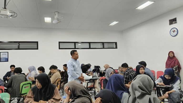 Mahasiswa Prodi PBI FKIP Laksanakan Praktik Mata Kuliah Manajemen Perpustakaan dan PIE Bersama Dosen Praktisi