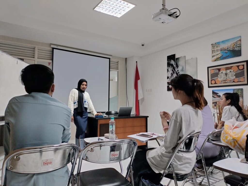 Mahasiswa Prodi PBI FKIP UMM Sharing Sastra Cyber Bersama Mahasiswa dari Vietnam