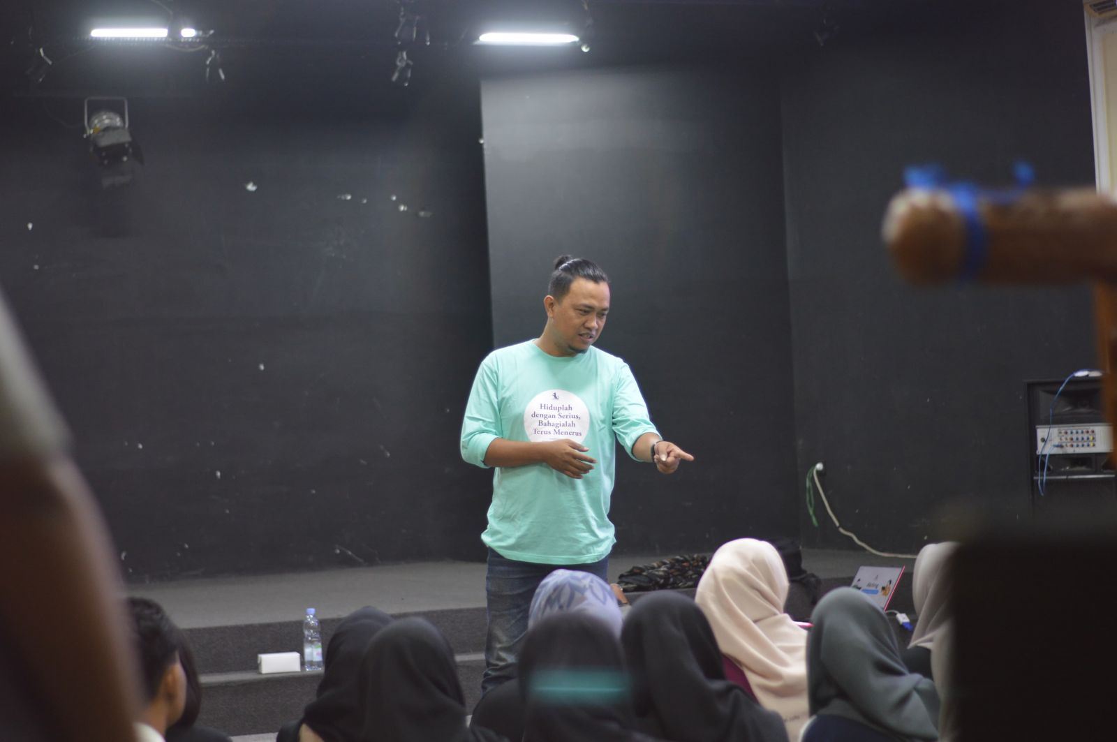 Mahasiswa Prodi PBI Ikuti Workshop Keaktoran di Lab Drama FKIP UMM