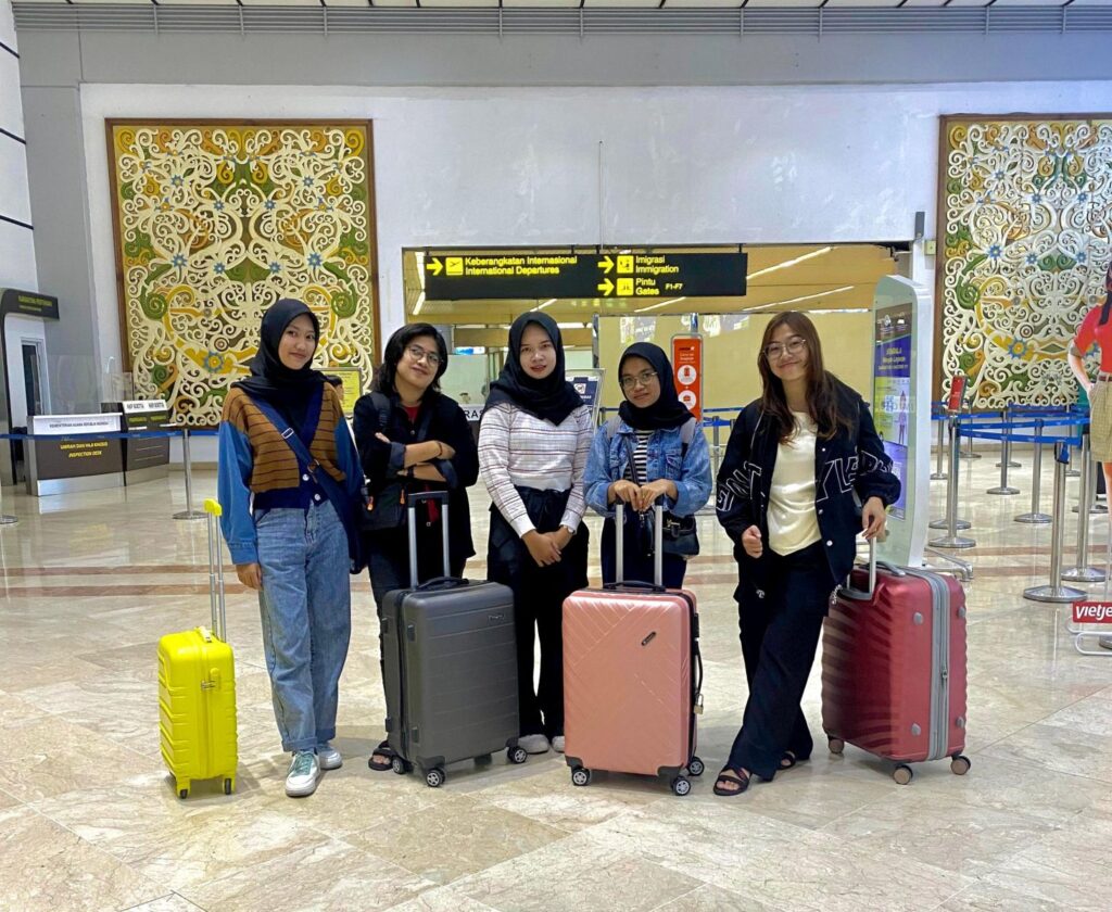 Mahasiswa Prodi Pendidikan Bahasa Indonesia FKIP UMM Berangkat ke Vietnam untuk Program Magang CoE Diplomasi Bahasa