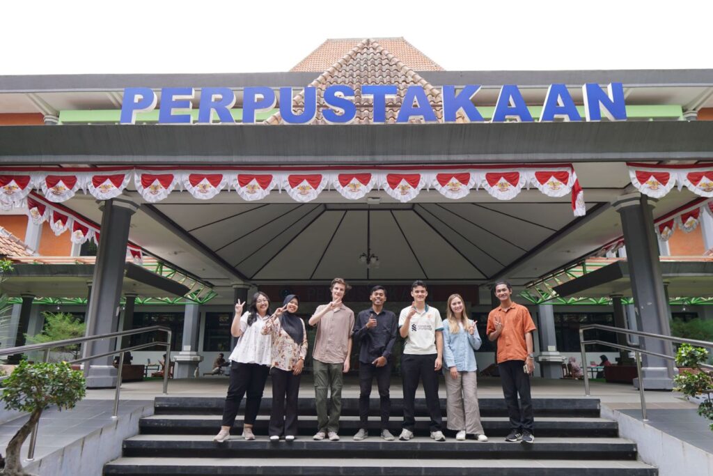 Miftahul Huda, Mahasiswa PBI FKIP UMM, Berikan Materi tentang Puisi kepada Mahasiswa Asing di BIPA Universitas Negeri MalangMiftahul Huda, Mahasiswa PBI FKIP UMM, Berikan Materi tentang Puisi kepada Mahasiswa Asing di BIPA Universitas Negeri Malang