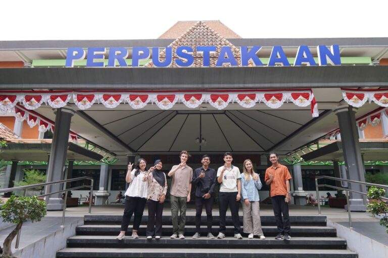 Miftahul Huda, Mahasiswa PBI FKIP UMM, Berikan Materi tentang Puisi kepada Mahasiswa Asing di BIPA Universitas Negeri MalangMiftahul Huda, Mahasiswa PBI FKIP UMM, Berikan Materi tentang Puisi kepada Mahasiswa Asing di BIPA Universitas Negeri Malang