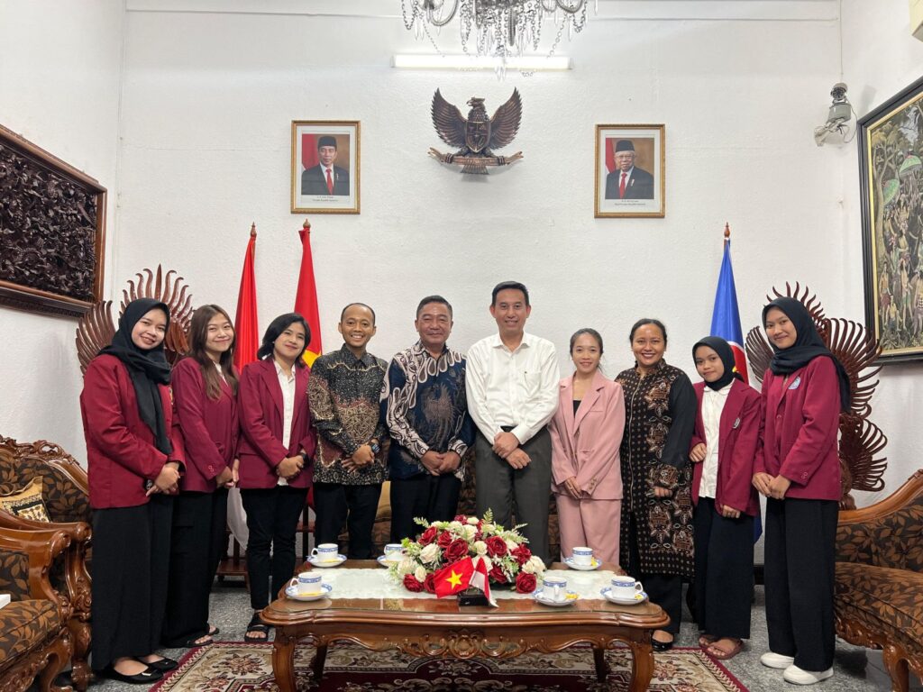 Penerimaan Hangat Lima Mahasiswa Prodi Pendidikan Bahasa Indonesia FKIP UMM di KJRI Vietnam