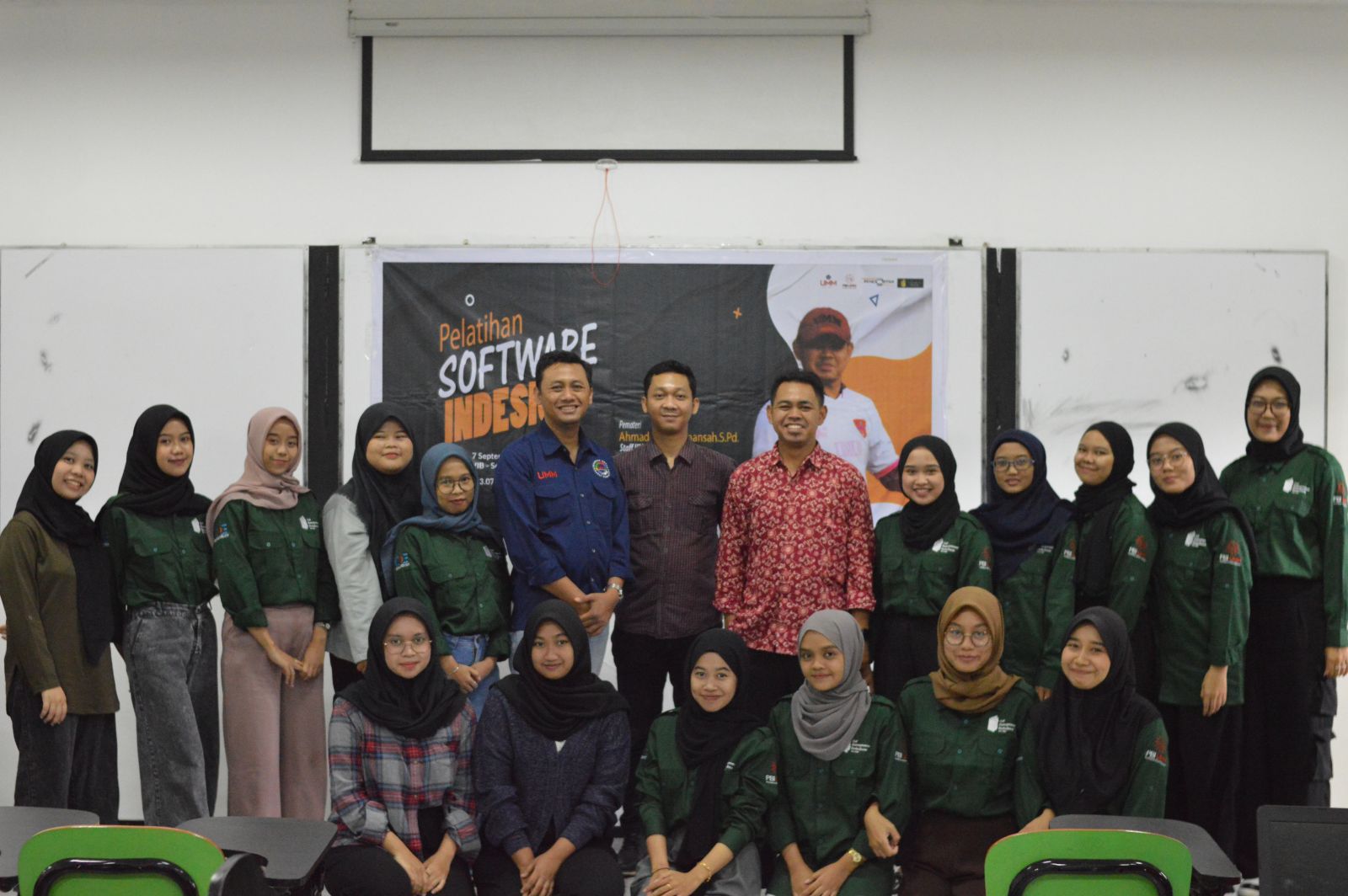 Prodi PBI FKIP UMM Bekali Mahasiswa CoE Entrepreneur Perbukuan dengan Pelatihan Softwere Indesign