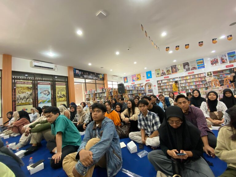 Tempuh Mata Kuliah Sastra Modern, Mahasiswa PBI FKIP UMM Ikuti Diskusi dan Bedah Buku Pergi Lebih Jauh Karya Ziggy Zezsyazeoviennazabrizkie