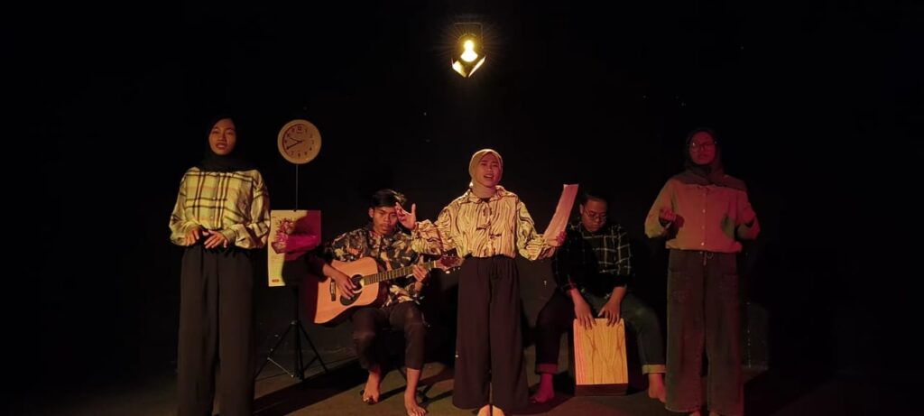 Tim Musikalisasi Puisi Prodi PBI FKIP UMM Raih Juara Tiga KOMNAS SENIOR UAD Tahun 2023