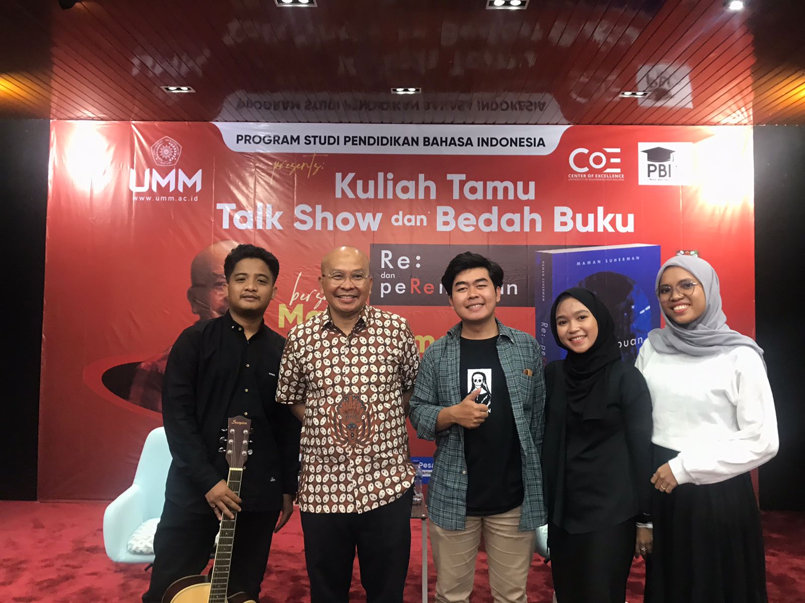 Mahasiswa PBI FKIP UMM Berkesempatan Langsung Kolaborasi Musikalisasi dan Pembacaan Puisi Bersama Kang Maman