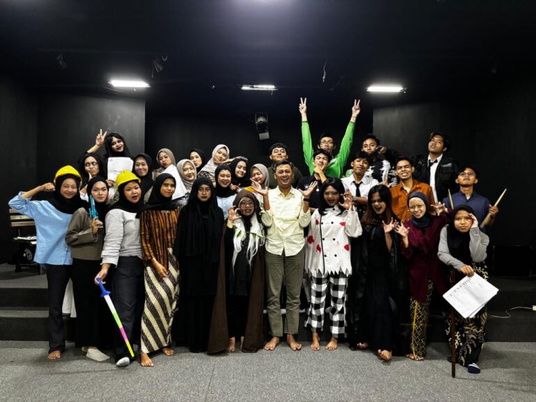 Mahasiswa Pendidikan Bahasa Indonesia Tampilkan Dramatic Reading sebagai UAS Dasar-Dasar Keaktoran